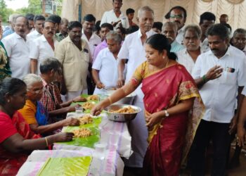 கலைஞர் பிறந்தநாளைெயாட்டி அங்கன்வாடி குழந்தைகளுக்கு சீருடை வழங்கி பொதுமக்களுக்கு அன்னதானத்தை அமைச்சர் கீதாஜீவன் வழங்கினார். 