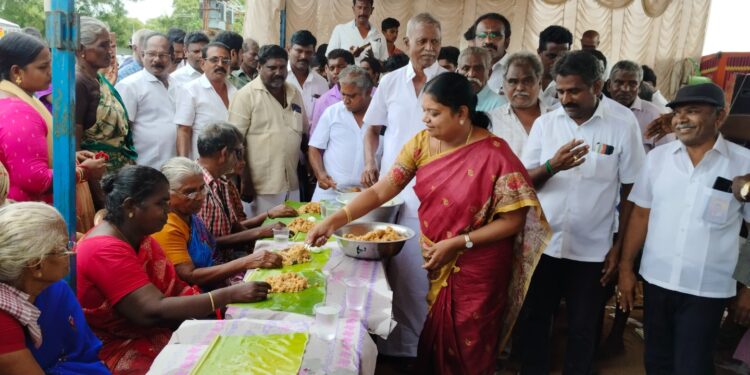 கலைஞர் பிறந்தநாளைெயாட்டி அங்கன்வாடி குழந்தைகளுக்கு சீருடை வழங்கி பொதுமக்களுக்கு அன்னதானத்தை அமைச்சர் கீதாஜீவன் வழங்கினார். 