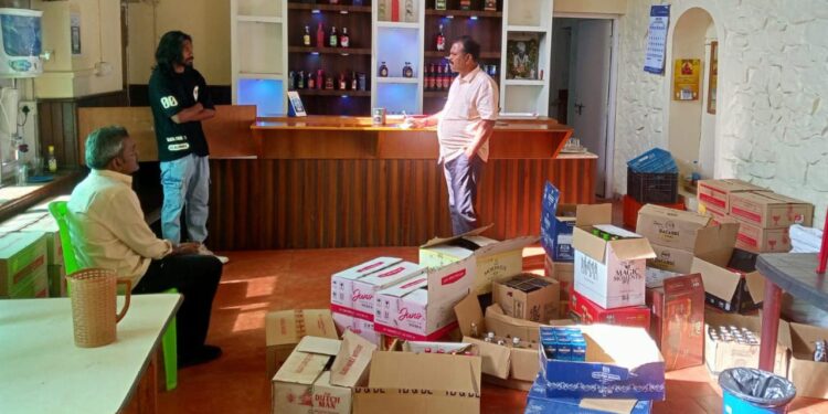 கொடைக்கானலில் சட்டத்துக்கு புறம்பாக மதுபான விற்பனை உரிமம் நிபந்தனைகளை மீறி செயல்படும் ஹோட்டல்கள் :     மதுவிலக்கு டிஎஸ்பி அதிரடி சோதனை!!!  கோடையில் பரபரப்பு!!!