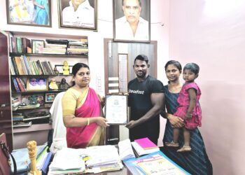 தூத்துக்குடியில் அதிமுக சார்பில் கோடை காலத்தை முன்னிட்டு முன்னாள் அமைச்சர் சி.த.செல்லப்பாண்டியன் பழரசம் சர்பத் வழங்கினார்.  