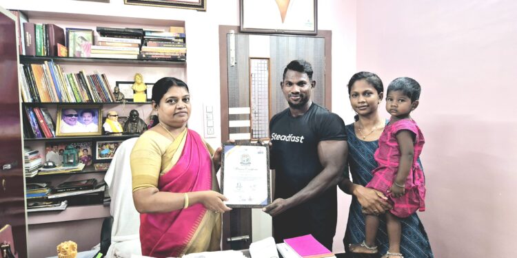 தூத்துக்குடியில் அதிமுக சார்பில் கோடை காலத்தை முன்னிட்டு முன்னாள் அமைச்சர் சி.த.செல்லப்பாண்டியன் பழரசம் சர்பத் வழங்கினார்.  