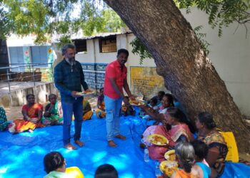 தூய்மை காவலர்களுக்கு உணவு மாப்பிள்ளையூரணி ஊராட்சி மன்ற தலைவர் சரவணக்குமார் வழங்கினார். 