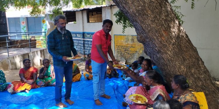 தூய்மை காவலர்களுக்கு உணவு மாப்பிள்ளையூரணி ஊராட்சி மன்ற தலைவர் சரவணக்குமார் வழங்கினார். 