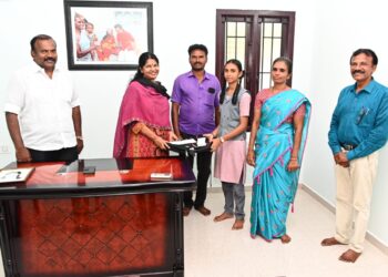 மாப்பிள்ளையூரணி ஊராட்சியில் குடியிருப்பவர்களுக்கு கனிமொழி எம்பி மூலம் கொடுக்கப்பட்ட மனுக்களுக்கு பட்டா வழங்க வேண்டும் ஜமாபந்தியில் ஊராட்சி மன்ற தலைவர் சரவணக்குமார் கோாிக்கை மனு அளித்துள்ளார்.