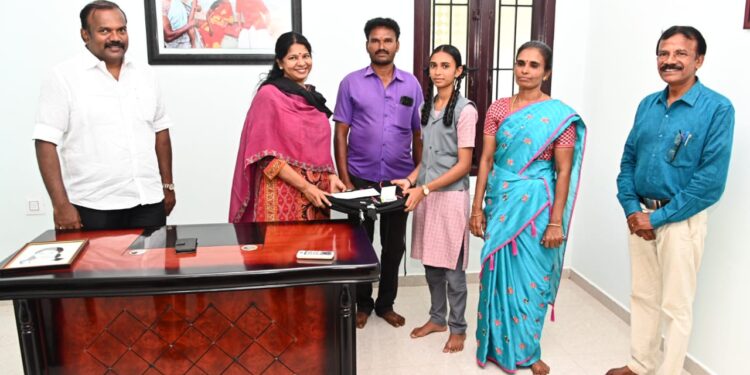 மாப்பிள்ளையூரணி ஊராட்சியில் குடியிருப்பவர்களுக்கு கனிமொழி எம்பி மூலம் கொடுக்கப்பட்ட மனுக்களுக்கு பட்டா வழங்க வேண்டும் ஜமாபந்தியில் ஊராட்சி மன்ற தலைவர் சரவணக்குமார் கோாிக்கை மனு அளித்துள்ளார்.