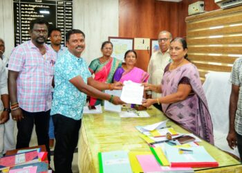 மாப்பிள்ளையூரணி ஊராட்சியில் குடியிருப்பவர்களுக்கு கனிமொழி எம்பி மூலம் கொடுக்கப்பட்ட மனுக்களுக்கு பட்டா வழங்க வேண்டும் ஜமாபந்தியில் ஊராட்சி மன்ற தலைவர் சரவணக்குமார் கோாிக்கை மனு அளித்துள்ளார்.