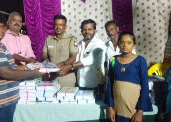மாப்பிள்ளையூரணியில் பள்ளி மாணவ மாணவிகளுக்கு நோட்புக் எஸ்ஐ ராஜாமணி வழங்கினார்.