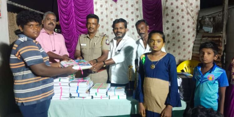 மாப்பிள்ளையூரணியில் பள்ளி மாணவ மாணவிகளுக்கு நோட்புக் எஸ்ஐ ராஜாமணி வழங்கினார்.