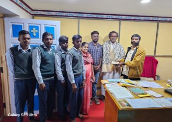 தலைமைச் செயலக பத்திரிகையாளர்கள் சங்கம் சார்பில் கொடைக்கானல் ஆர்.சி. நகர மேல்நிலைப்பள்ளியில் பயிலும் ஏழை எளிய மாணவர்களுக்கு கல்வி உதவித்தொகை: மாநில ஒருங்கிணைப்பாளர் கோடை ஆனந்த் வழங்கினார்.