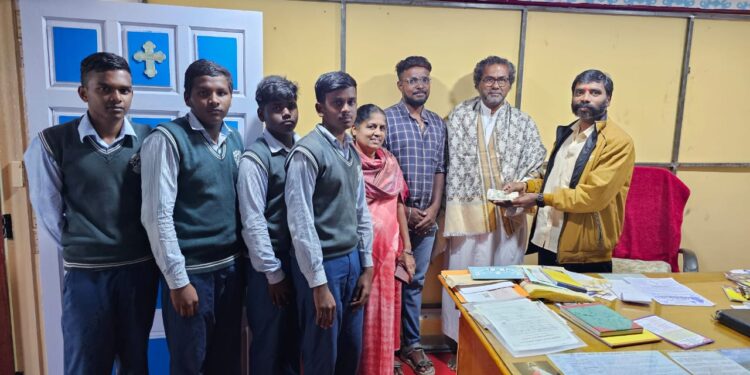 தலைமைச் செயலக பத்திரிகையாளர்கள் சங்கம் சார்பில் கொடைக்கானல் ஆர்.சி. நகர மேல்நிலைப்பள்ளியில் பயிலும் ஏழை எளிய மாணவர்களுக்கு கல்வி உதவித்தொகை: மாநில ஒருங்கிணைப்பாளர் கோடை ஆனந்த் வழங்கினார்.