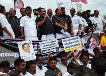 தூத்துக்குடியில் திமுக அரசை கண்டித்து அதிமுக ஆர்ப்பாட்டம் நடைபெற்றது. 