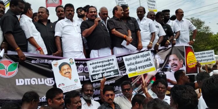 தூத்துக்குடியில் திமுக அரசை கண்டித்து அதிமுக ஆர்ப்பாட்டம் நடைபெற்றது. 