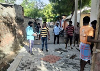 மாப்பிள்ளையூரணி இந்திரா நகாில் பேவர் பிளாக் சாலை அமைக்கும் பணி ஊராட்சி மன்ற தலைவர் சரவணக்குமாா் ஆய்வு