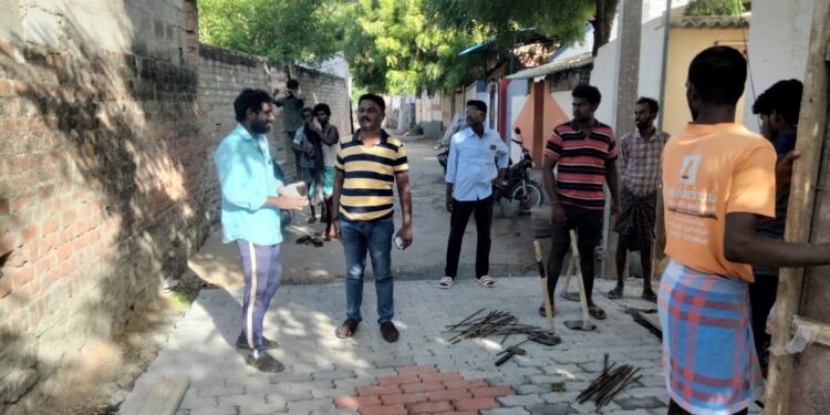 மாப்பிள்ளையூரணி இந்திரா நகாில் பேவர் பிளாக் சாலை அமைக்கும் பணி ஊராட்சி மன்ற தலைவர் சரவணக்குமாா் ஆய்வு