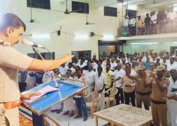 தூத்துக்குடியில் மாவட்ட காவல்துறை சார்பாக அனைத்து சமுதாய தலைவர்கள் சமூக நல்லிணக்க கூட்டம் மாவட்ட காவல் கண்காணிப்பாளர் பாலாஜி சரவணன் தலைமையில் நடைபெற்றது.