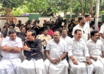 சென்னையில் எடப்பாடி பழனிசாமி தலைமையில் நடைபெற்ற உண்ணாவிரத போராட்டத்தில் முன்னாள் அமைச்சர் சி.த செல்லப்பாண்டியன் தலைமையில்  தூத்துக்குடி மாவட்ட அதிமுக நிர்வாகிகள் பெருந்திரளானோர் பங்கேற்பு