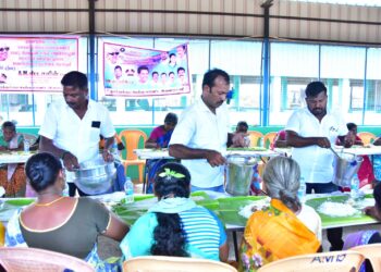 தூத்துக்குடி மேலசண்முகபுரம் பத்திரகாளியம்மன் கோவிலில் ெகாடைவிழாவை முன்னிட்டு திருவிளக்கு பூஜை நடைபெற்றது.