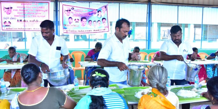 தூத்துக்குடி மேலசண்முகபுரம் பத்திரகாளியம்மன் கோவிலில் ெகாடைவிழாவை முன்னிட்டு திருவிளக்கு பூஜை நடைபெற்றது.