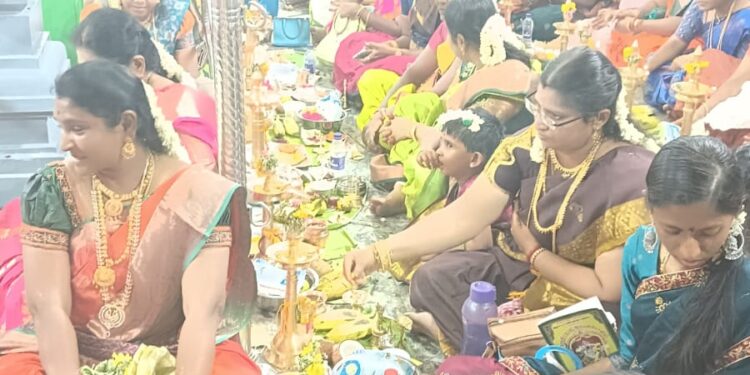 தூத்துக்குடி மேலசண்முகபுரம் பத்திரகாளியம்மன் கோவிலில் ெகாடைவிழாவை முன்னிட்டு திருவிளக்கு பூஜை நடைபெற்றது.