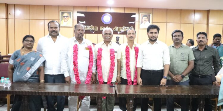 பொதுவாழ்வில் உள்ளவர்களுக்கு அரசுத்துறை அதிகாாிகள் அலுவலர்கள் பங்கு முக்கியம் வகிக்கிறது. மேயர் ஜெகன் பொியசாமி புகழாரம்