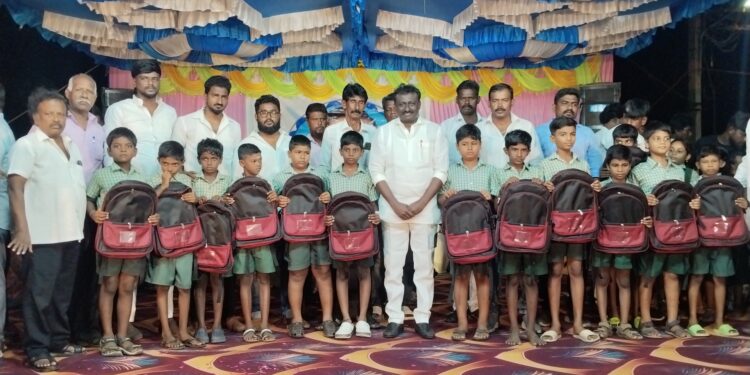 அம்பேத்கர்க்கு புகழாரம் சேர்த்தவர் கலைஞர் தூத்துக்குடி விழாவில் நலத்திட்ட உதவிகள் வழங்கி மாநில திமுக இளைஞர் அணி துணைச் செயலாளர் வக்கீல் ஜோயல் பேசினார்.