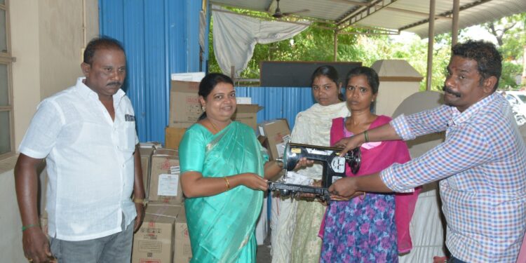 தூத்துக்குடியில் சமூகநலத்துறை மூலம் 30 பேருக்கு தையல் இயந்திரங்கள் அமைச்சர் கீதாஜீவன் வழங்கினார்.