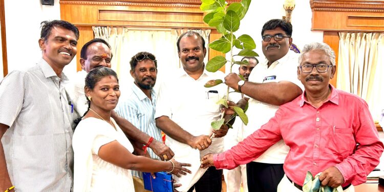 தூத்துக்குடியில் சமூகநலத்துறை மூலம் 30 பேருக்கு தையல் இயந்திரங்கள் அமைச்சர் கீதாஜீவன் வழங்கினார்.