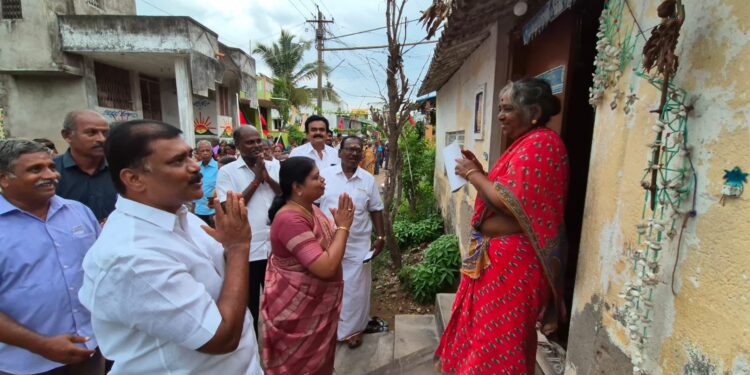 விக்கிரவாண்டி தொகுதி வளர்ச்சிக்கு அன்னியூர் சிவாவிற்கு உதயசூாியன் சின்னத்தில் வாக்களியுங்கள் அமைச்சர் கீதாஜீவன் துண்டு பிரசுரம் வழங்கி வாக்கு சேகாித்தார்.  