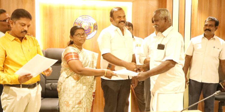 தூத்துக்குடி வடக்கு மண்டல அலுவலகத்தில் நடைபெற்ற மக்கள் குறைதீர்க்கும் முகாமில் மனு அளித்த 15 பேருக்கு முதல் நாளிலே மனுக்களுக்கு தீர்வு மேயா் ஜெகன் பொியசாமி தகவல்