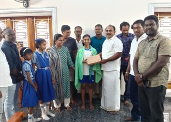 ஆசிய ஸ்குவாஷ் போட்டியில் பதக்கம் வென்ற தூத்துக்குடி பள்ளி மாணவிக்கு பிஜேபி நிா்வாகிகள் வாழ்த்து தொிவித்தனர்.