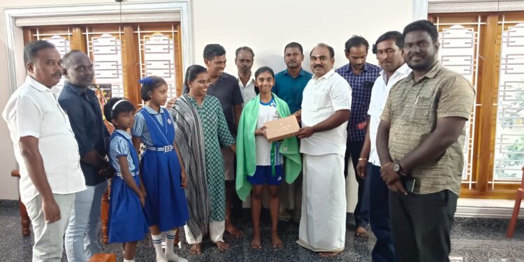 ஆசிய ஸ்குவாஷ் போட்டியில் பதக்கம் வென்ற தூத்துக்குடி பள்ளி மாணவிக்கு பிஜேபி நிா்வாகிகள் வாழ்த்து தொிவித்தனர்.