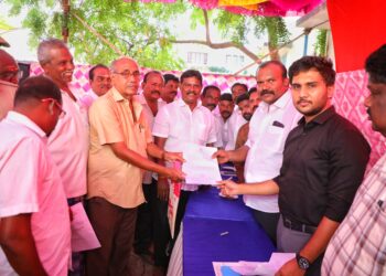 மாறுதல்களை ஆசிரியர்களும் உள்வாங்கிக் கொண்டு மாணவர்களுக்கு அதைச் சொல்லித் தர வேண்டும்: கையடக்க கணினி வழங்கி கனிமொழி எம்.பி பேசினார்