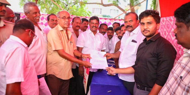 மாறுதல்களை ஆசிரியர்களும் உள்வாங்கிக் கொண்டு மாணவர்களுக்கு அதைச் சொல்லித் தர வேண்டும்: கையடக்க கணினி வழங்கி கனிமொழி எம்.பி பேசினார்