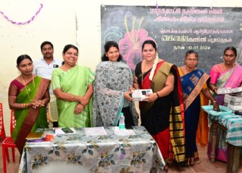 மாறுதல்களை ஆசிரியர்களும் உள்வாங்கிக் கொண்டு மாணவர்களுக்கு அதைச் சொல்லித் தர வேண்டும்: கையடக்க கணினி வழங்கி கனிமொழி எம்.பி பேசினார்