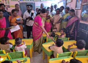 தூத்துக்குடி சட்டமன்ற தொகுதியில் 8 அங்கன்வாடி மைய குழந்தைகளுக்கு உபகரணங்கள் அமைச்சர் கீதாஜீவன் வழங்கினார். 