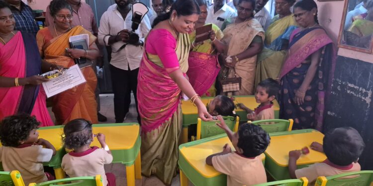 தூத்துக்குடி சட்டமன்ற தொகுதியில் 8 அங்கன்வாடி மைய குழந்தைகளுக்கு உபகரணங்கள் அமைச்சர் கீதாஜீவன் வழங்கினார். 