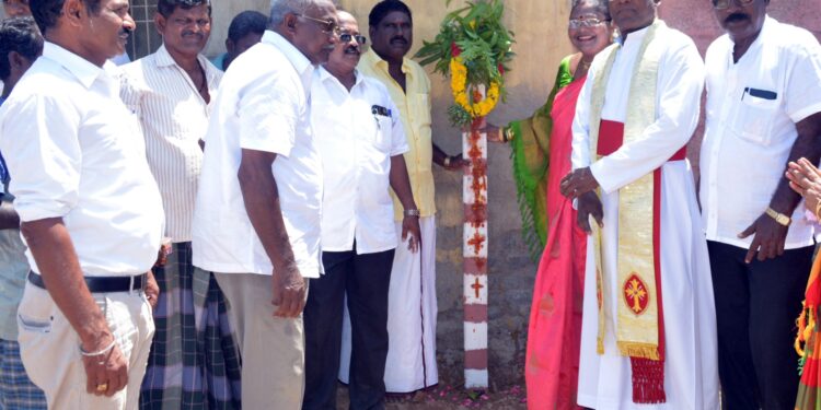 பனிமய மாதா கோவில் திருவிழாவையொட்டி பொருட்காட்சி கால்நட்டு விழா நடைபெற்றது.