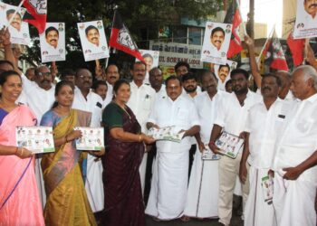 தூத்துக்குடியில அதிமுக சார்பில் துண்டு பிரசுரம் முன்னாள் அமைச்சர் எஸ்.பி.சண்முகநாதன் வழங்கினர்.