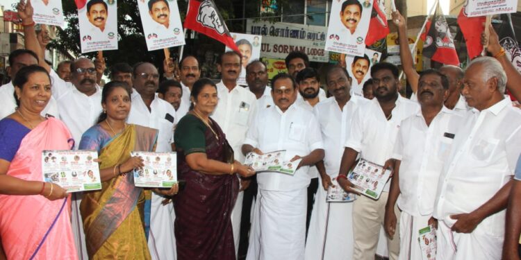 தூத்துக்குடியில அதிமுக சார்பில் துண்டு பிரசுரம் முன்னாள் அமைச்சர் எஸ்.பி.சண்முகநாதன் வழங்கினர்.