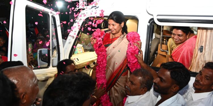 தூத்துக்குடி தொகுதி மக்களின் குறைகளை நானும் அமைச்சர் கீதாஜீவனும் இனணந்து தீர்த்து வைப்போம் கனிமொழி எம்.பி நன்றி தொிவிப்பு நிகழ்வில் பேசினார்.