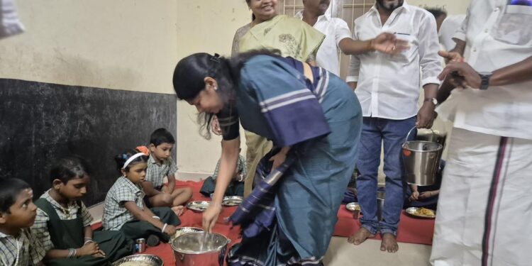 மாப்பிள்ளையூரணியில் முதலமைச்சாின் காலை உணவு திட்டத்தை தொடங்கி வைத்து கனிமொழி எம்.பி, அமைச்சர் கீதாஜீவன், சண்முகையா எம்.எல்.ஏ, கலெக்டர் லட்சுமிபதி, மேயர் ஜெகன் பொியசாமி ஆகியோர் குழந்தைகளுடன் உணவருந்தினார்கள். 