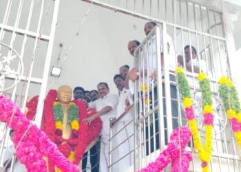 தூத்துக்குடி அதிமுக சார்பில் காமராஜர் பிறந்தநாளை முன்னிட்டு அவரது சிலைக்கு மாலை அணிவித்து மாியாதை செய்தனர். 