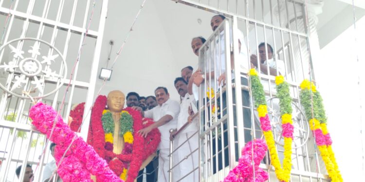 தூத்துக்குடி அதிமுக சார்பில் காமராஜர் பிறந்தநாளை முன்னிட்டு அவரது சிலைக்கு மாலை அணிவித்து மாியாதை செய்தனர். 