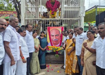 தூத்துக்குடி அதிமுக சார்பில் காமராஜர் பிறந்தநாளை முன்னிட்டு அவரது சிலைக்கு மாலை அணிவித்து மாியாதை செய்தனர். 