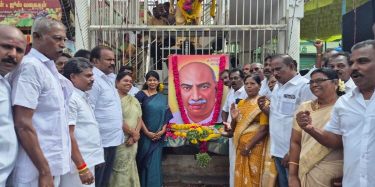 தூத்துக்குடி அதிமுக சார்பில் காமராஜர் பிறந்தநாளை முன்னிட்டு அவரது சிலைக்கு மாலை அணிவித்து மாியாதை செய்தனர். 