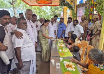 தூத்துக்குடியில் காமராஜர் பிறந்த நாளை முன்னிட்டு பத்ரகாளியம்மன்கோவிலில் நடைபெற்ற அன்னதானத்தை அமைச்சர் கீதாஜீவன் துவக்கி வைத்தார்.