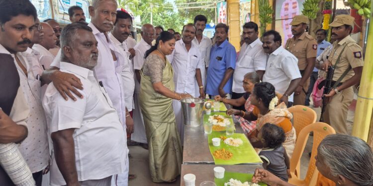 தூத்துக்குடியில் காமராஜர் பிறந்த நாளை முன்னிட்டு பத்ரகாளியம்மன்கோவிலில் நடைபெற்ற அன்னதானத்தை அமைச்சர் கீதாஜீவன் துவக்கி வைத்தார்.