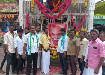 தூத்துக்குடியில் காமராஜர் சிலைக்கு நாடார் சங்கம் சாா்பில் மாலை அணிவித்து இனிப்பு வழங்கினார்கள்.