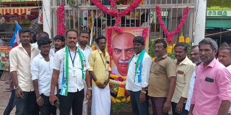 தூத்துக்குடியில் காமராஜர் சிலைக்கு நாடார் சங்கம் சாா்பில் மாலை அணிவித்து இனிப்பு வழங்கினார்கள்.