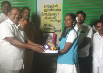 காமராஜர் பிறந்தநாளை முன்னிட்டு பள்ளி மாணவ மாணவிகளுக்கு கல்வி உபகரணங்களை சி.த.செல்லப்பாண்டியன் வழங்கினார்.